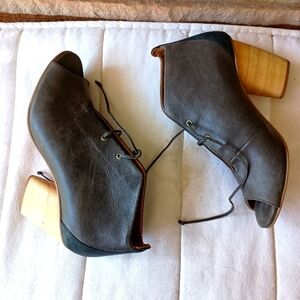 Anthropologie J Shoes Stylish Gray Ankle Boots_9